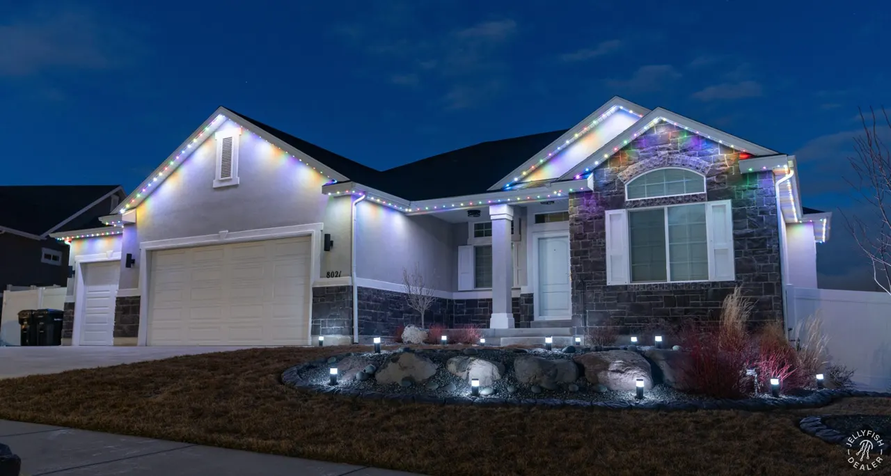 Ranch home with warm white JellyFish permanent lights along the eaves