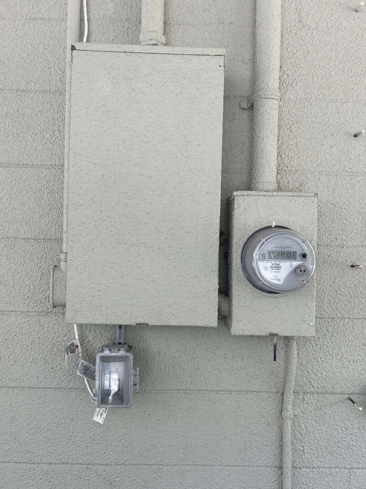 Panel replacement in St. Petersburg, FL – after new exterior panel beside the meter, with wiring run in conduit