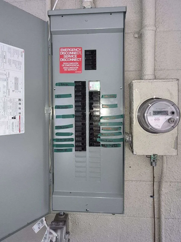 Home Panel replacement in St. Petersburg, FL – after new panel and meter, with the service disconnect clearly marked